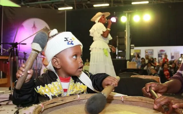 ¡Vamos a cantar, bailar, silbar y aplaudir! ¡Celebremos la música!